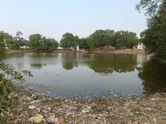 नेंगी तालाब के पास चार चार बोर होने के बाद भी तालाब सूखा,, गंदगी से सराबोर पानी में स्नान कर रहे हैं शहर वासी