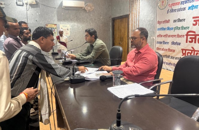 जनदर्शन: कलेक्टर ने आमजनों से रूबरू होकर सुनी मांगें एवं समस्याएं।