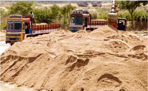  रेत तस्करों के हौसले बुलंद, एनीकट का पानी बहाकर नदी में बनाया अवैध रास्ता&rsquo; एवं करोड़ो की लागत से बना एनीकट सूखा&rsquo; खबर तथ्यात्मक रूप से भ्रामक