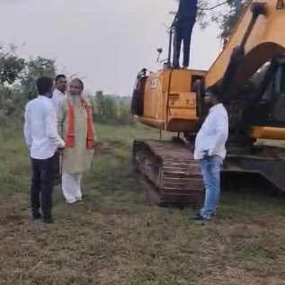 चारामा में गरजे सांसद भोजराज नाग अब दुर्गकोंदल की रेत खदानों पर कब चलेगा बुलडोजर?