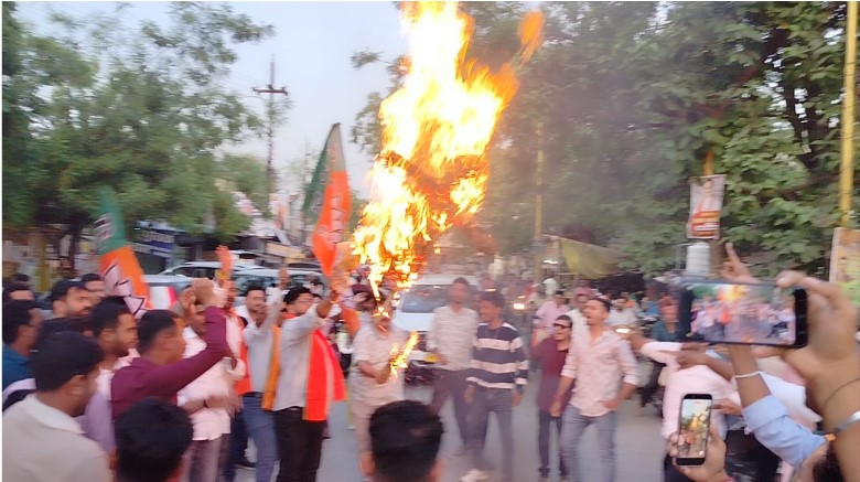 - भारतीय जनता युवा मोर्चा मुंगेली द्वारा राहुल गांधी का पुतला दहन