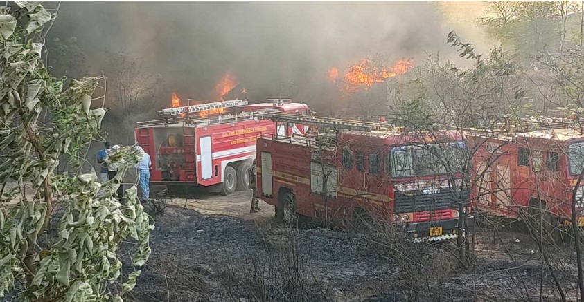 छातामुड़ा बाईपास के कबाड़ गोदाम में भीषण आग, हीरो शोरूम के पास मची अफरा-तफरी..