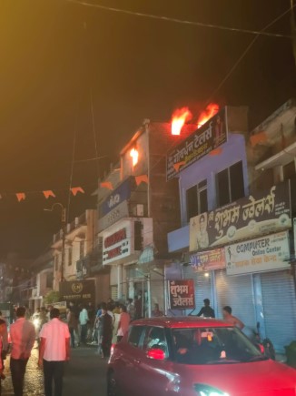पड़ाव चौक की मोबाइल दुकान में भीषण आग, लाखों का सामान खाक  दमकल की देरी पर उठे सवाल, व्यापारियों ने मांगी मजबूत फायर व्यवस्था