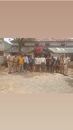 ऑपरेशन &ldquo;बाज&rdquo; के तहत 9 जुआरी गिरफ्तार लोरमी के नवागांव वेंकट खार में पुलिस की दबिश, 3.39 लाख का सामान जब्त