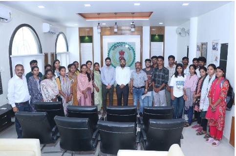 मेधावी विद्यार्थियों के सपनों को मिल रही उड़ान, &ldquo;हमर लक्ष्य&rdquo; योजना से 51 छात्रों को आर्थिक सहायता   कलेक्टर और जिला पंचायत सीईओ से मिलकर विद्यार्थियों ने जताया आभार
