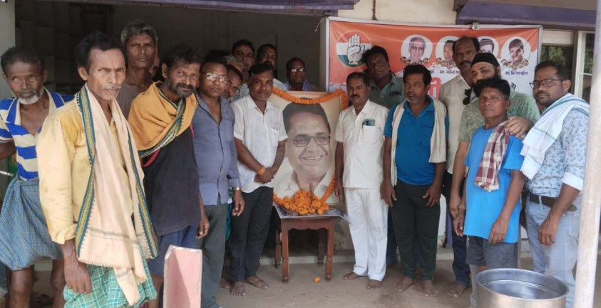 झीरम घाटी शहीदों को ब्लॉक कांग्रेस कमेटी सरिया ने दी श्रद्धांजलि, राहगीरों को पिलाया गया शरबत..