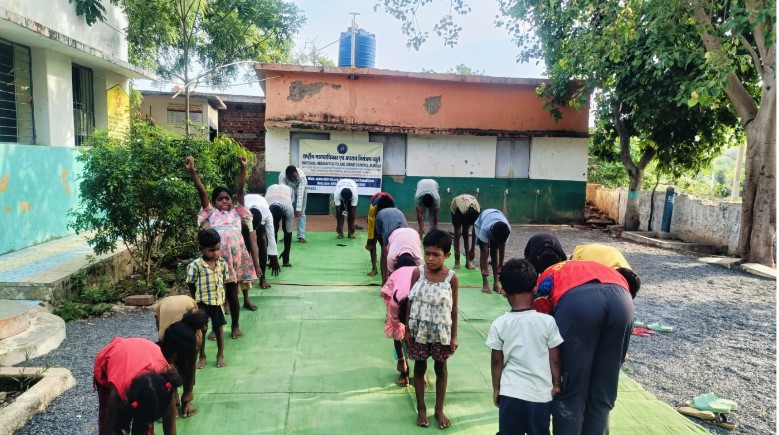 अंतरराष्ट्रीय योग दिवस पर NHRCCB  बैनर तले, टीम जिला सारंगढ़ बिलाईगढ द्वारा शाला प्रांगण सुरगुली में योग कार्यक्रम आयोजित किया गया*