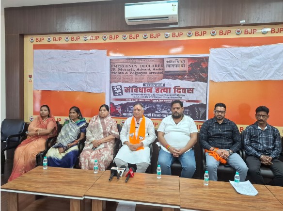 आपातकाल की बरसी पर प्रेस वार्ता  अपनी कुर्सी बचाने के लिए इंदिरा ने आपात काल लगायी