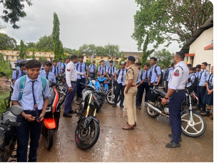 *वरिष्ठ अधिकारियों के निर्देशानुसार यातायात पुलिस द्वारा नाबालिग वाहन चालकों एवं उनके पालको के विरुद्ध विशेष अभियान