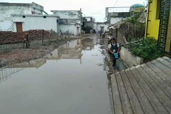 जल निकासी के अभाव में बढ़ी परेशानी, ग्रामीणों ने पंचायत व्यवस्था पर उठाए सवाल, मुख्यमंत्री हेल्पलाइन में भी शिकायत