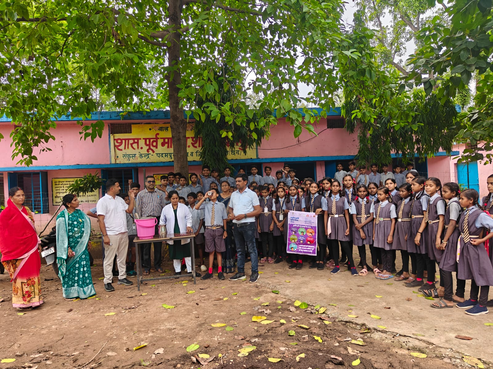 मिडिल स्कूल पदमपुर में राष्ट्रीय कृमि मुक्ति दिवस पर 125 किशोर-किशोरियों को खिलाई गई एल्बेंडाजोल की गोली