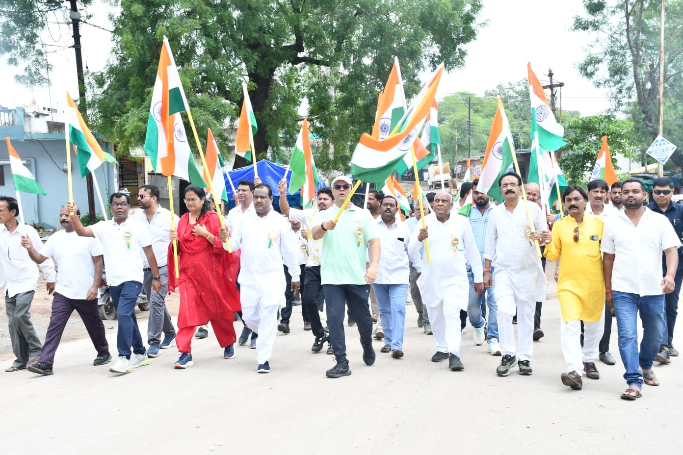 मुंगेली में निकली भव्य तिरंगा यात्रा, देशभक्ति के नारों से गूंजा शहर  हर घर तिरंगा एवं वंदे मातरम् की 150वीं वर्षगांठ के अवसर पर कृषि उपज मंडी से स्टेडियम तक निकली यात्रा