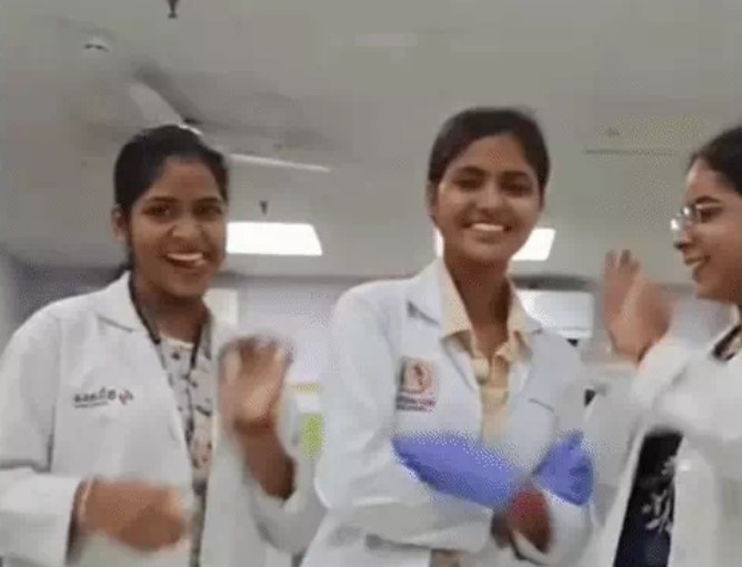 ब्लड सैंपल के दौरान रील बनाई, 3 महिला टेक्नीशियन बर्खास्त: