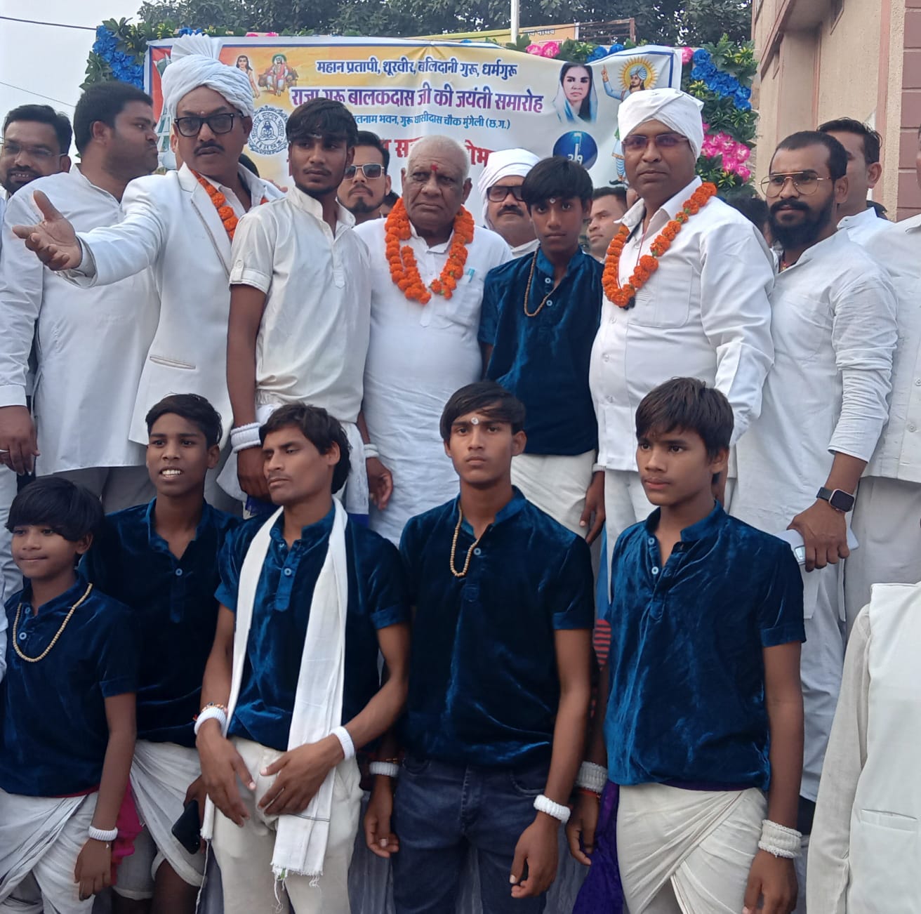 वीर बलिदानी गुरु बालक दास जयंती एवं शोभायात्रा मुंगेली  में भटगांव पंथी पार्टी की धूम जगह जगह हुई सराहना