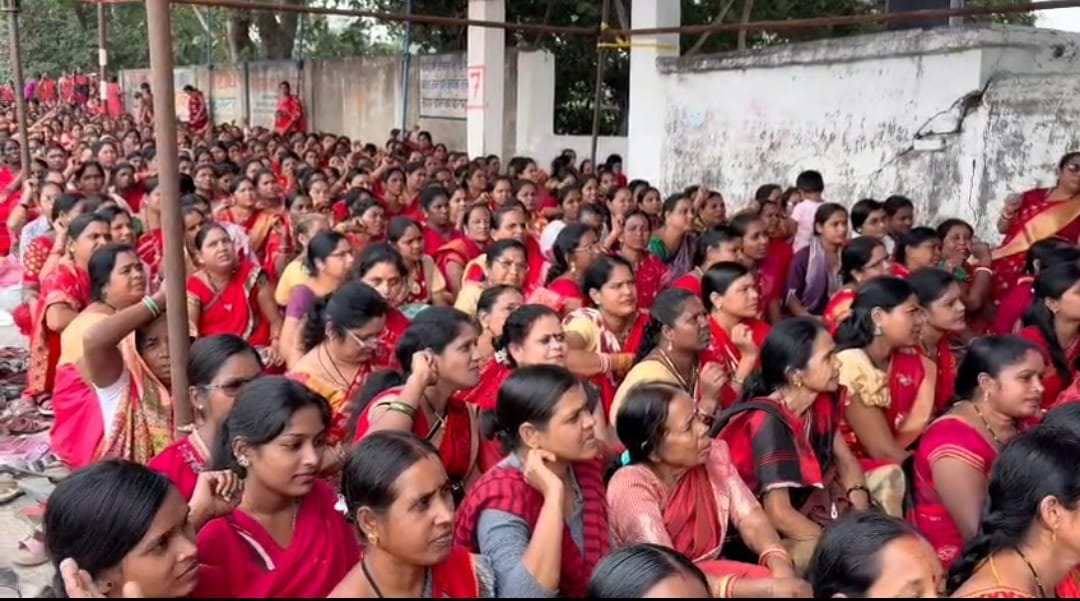 लाल साड़ी पहनकर सैकड़ों आंगनबाड़ी कार्यकर्ता-सहायिकाओं का प्रदर्शन, मांगें नहीं मानीं तो अनिश्चितकालीन हड़ताल की चेतावनी..