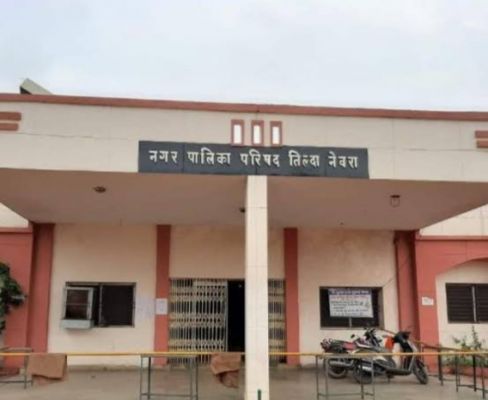 बुधवारी बाजार में उड़ते धुल के गुब्बारे से लोग परेशान। नगरपालिका प्रशासन पर उदासीनता का आरोप 