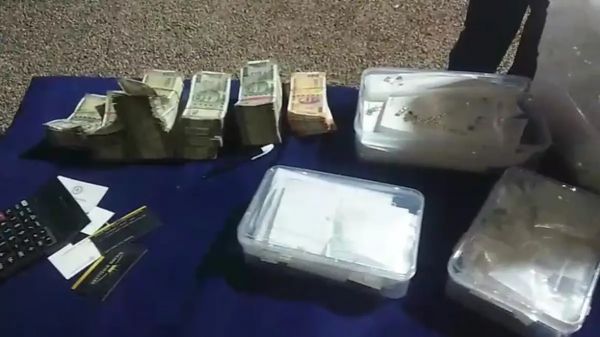 कवर्धा में कार से 3 करोड़ का सोना बरामद, रायपुर के दो सेल्समैन गिरफ्तार