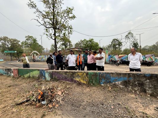 महापौर ने मुक्तिधाम व बंद पड़े स्वर्ग पार्क के साफ-सफाई का निरीक्षण कर सौन्दर्यीकरण कराये जाने के दिये निर्देश