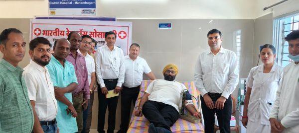 रेडक्रॉस सोसायटी द्वारा विश्व स्वास्थ्य दिवस पर मनेन्द्रगढ़ में आयोजित हुआ बृहद रक्तदान शिविर