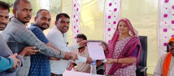 प्रतापपुर के ग्राम कोटेया में अधूरे सड़क निर्माण में ग्रामीणों ने जिला पंचायत अध्यक्ष को सौंपें ज्ञापन