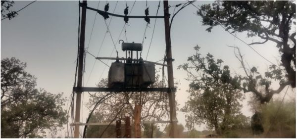  पंचायत गौरा और सत्तीपारा के ग्रामीणों ने भीषण गर्मी के बीच खराब पड़ी ट्रांसफार्मर को बदलवाने की मांग की 