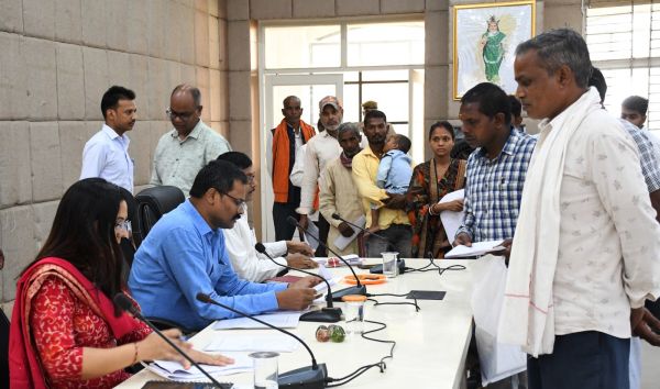 जनदर्शन में कलेक्टर ने सुनी आमजनों की समस्याएं