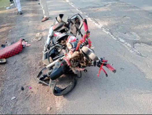 NH-30 पर कार-बाइक की टक्कर, पिता-पुत्री की मौत, दो घायल