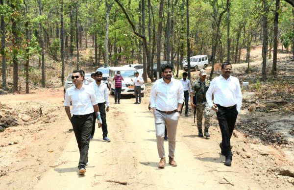 दूरस्थ अंचलों में पहुंचे कलेक्टर, एसपी और वनमण्डलाधिकारी   निर्माणाधीन सड़कों व पुल-पुलियों का लिया जायजा   पहाड़ी कोरवा ग्रामों में शीघ्र मिलेगी सुगम आवागमन की सुविधा 