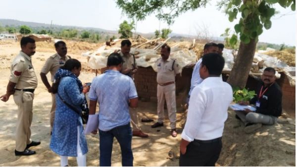 खनिज  राजस्व एवं पुलिस विभाग की संयुक्त बड़ी कार्रवाई घुटरा के धुनेठी नदी के किनारे से अवैध ईंट भट्ठे से 50 बोरी कोयला समेत 50000 नग मिट्टी ईंट जब्त किया 