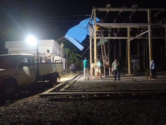 भैयाथान क्षेत्र में चक्रवाती तूफान से बाधित विद्युत आपूर्ति सुशासन तिहार के अंतर्गत बहाल