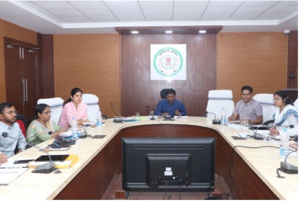 कलेक्टर व डीआईजी/एसएसपी सूरजपुर ने कानून व्यवस्था के संबंध में अधिकारियों की ली बैठक