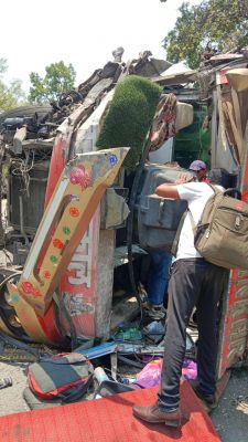 ट्रक और बस में जोरदार टक्कर :अनियंत्रित होकर पलटी यात्री बस, 11 घायल