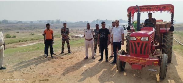 अवैध रेत उत्खनन व परिवहन करते पाये जाने पर 04 ट्रैक्टर जब्त