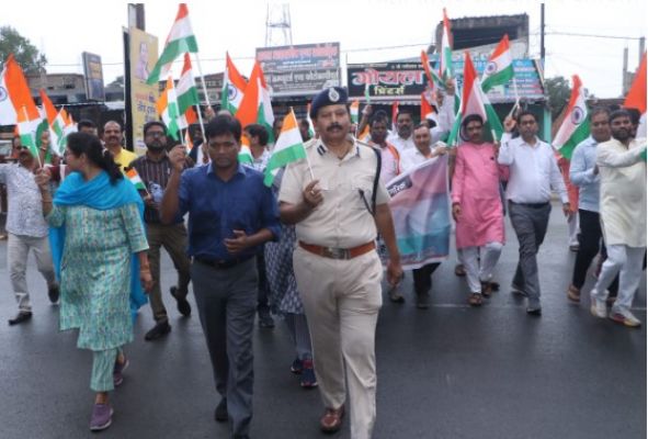 सूरजपुर में निकाली गयी तिरंगा यात्रा, &ldquo;भारत माता की जय&rdquo; से गूंजा  शहर  -सेना के सम्मान में जिले के विभिन्न स्थानों पर निकाली तिरंगा यात्रा