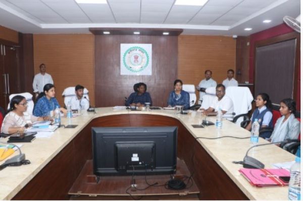 10वीं और 12वीं में जिले के प्रावीण्य सूची में स्थान प्राप्त विद्यार्थियों का कलेक्टर ने किया सम्मान