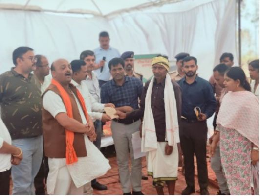 सुशासन तिहार 2025 के अंतर्गत जनपद पंचायत प्रतापपुर के ग्राम टुकुडांड में समाधान शिविर का किया गया आयोजन  कलेक्टर श्री जयवर्धन ने की बाल विवाह रोकने की अपील