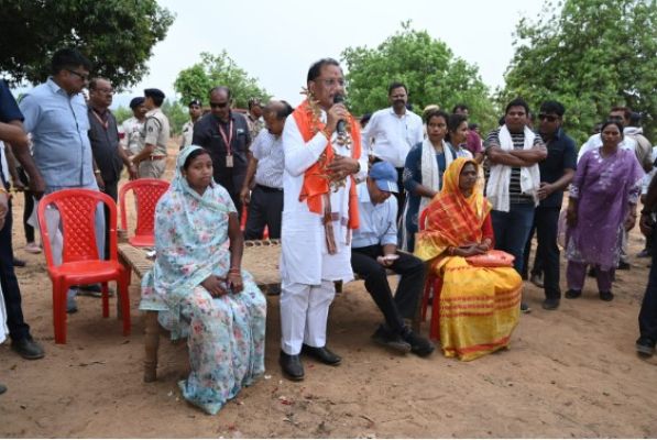 मुस्कुराते हुये मुख्यमंत्री ने ग्रामवासियों से पूछा जाई कि रही, ग्रामीणों ने एक स्वर मे कहा रुकिए आपका आगमन हमारा सम्मान