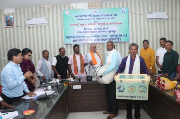 छत्तीसगढ़ मछुआ कल्याण बोर्ड के अध्यक्ष भरत मटियारा ने ली मछुवा समूह व समितियों की बैठक