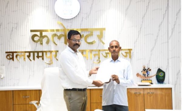 सेवानिवृत्ति तिथि पर ही मिली पेंशन स्वीकृति  कलेक्टर ने दी शुभकामनाएं