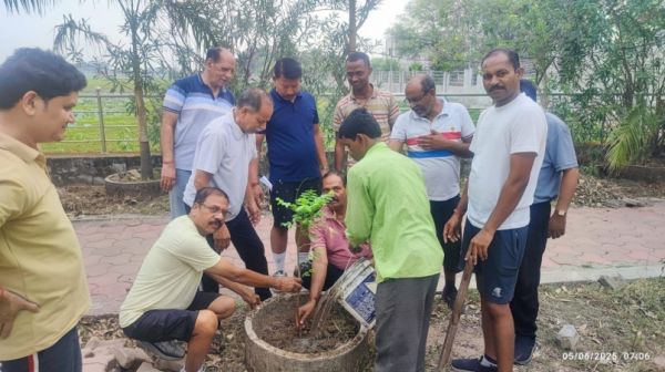 स्वामी विवेकानंद उद्यान ग्रुप ,चांपा द्वारा वृक्षारोपण !    जिंदगी की तलाश में हम मौत के कितने पास आ गए हैं - राजेन्द्र जायसवाल।