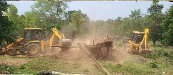 100 एकड़ वन भूमि को कराया गया कब्जा मुक्त