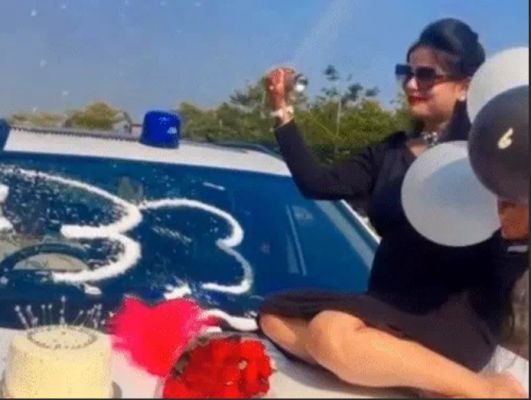 DSP की पत्नी का नीली बत्ती वाली कार पर स्टंट