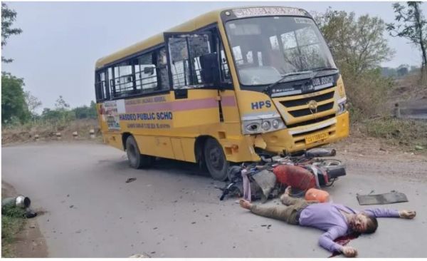 हसदेव पब्लिक स्कूल की बस ने मोटरसाइकिल सवार व्यक्ति को मारी टक्कर   युवक की मौके पर हुई मौत