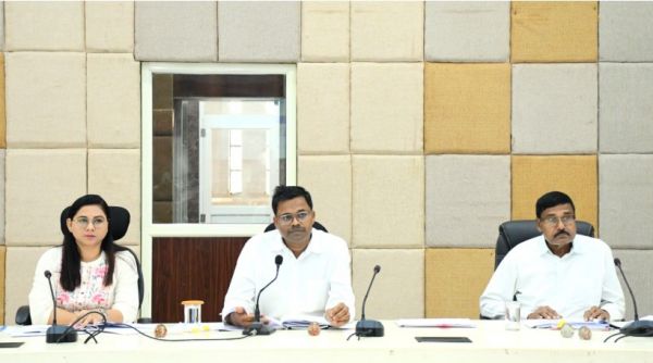 अमानक खाद-बीज के विक्रय पर कड़ी कार्यवाही करने के दिये निर्देश  *स्वास्थ्य शिविर एवं मौसमी बीमारियों के लिए आवश्यक तैयारियां करें सुनिश्चित:- कलेक्टर