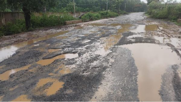 चौकिए मत ! ये है एनएच 343, शुरुआती बारिश में ही बह गई जिम्मेदारों की जिम्मेदारी, क्या शासन और प्रशासन को नहीं आती आम जनता की तकलीफों पर दया?
