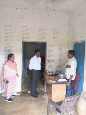 *कलेक्टर ने प्रतापपुर क्षेत्र में उचित मूल्य दुकानों का निरीक्षण कर हितग्राहियों से की चर्चा