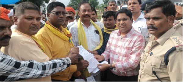 पहाड़ी कोरवा आत्महत्या मामले में सर्व आदिवासी समाज ने 7 सूत्रीय मांगों को लेकर एनएच 343 में चक्का जाम किया