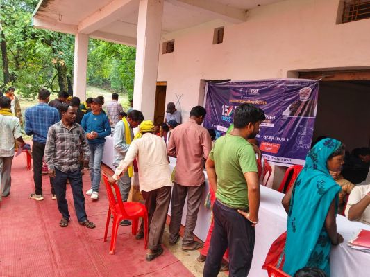धरती आबा जनजातीय ग्राम उत्कर्ष अभियान के तहत आयोजित शिविर के माध्यम से 990 हितग्राही हुए लाभान्वित