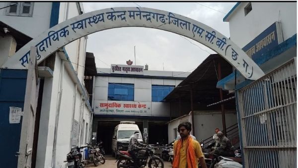 स्वास्थ्य सेवाओं की बदहाली पर चिंता, पूर्व विधायक गुलाब कमरो ने सीएमएचओ से की मुलाकात