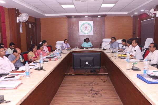 फ्लैगशिप योजनाओं के क्रियान्वयन को दे प्राथमिकताः- कलेक्टर  -योजनाओं के लक्ष्य की समयबद्ध पूर्ति सुनिश्चित की जाये  -योजनाओं के प्रभावी क्रियान्वयन हेतु नियमित मॉनिटरिंग और समन्वय से करे कार्य